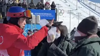 关于谷爱凌赛后谦逊发言登热搜，北京首钢横扫费城76人引发热议的信息